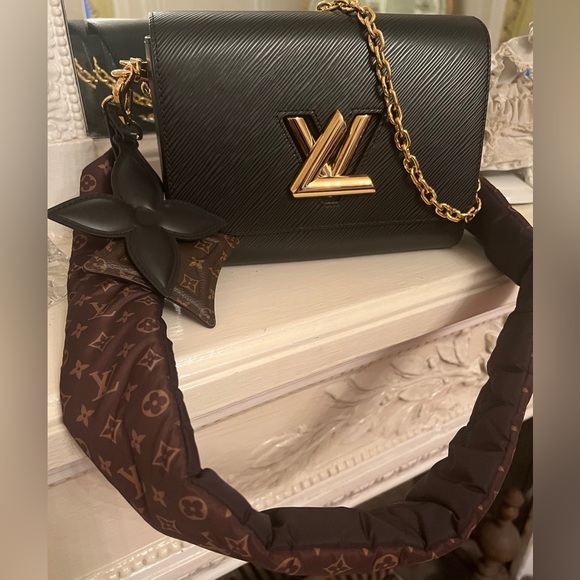 Black LV Twist MM comes with shoulder strap - Picture 1 of 3